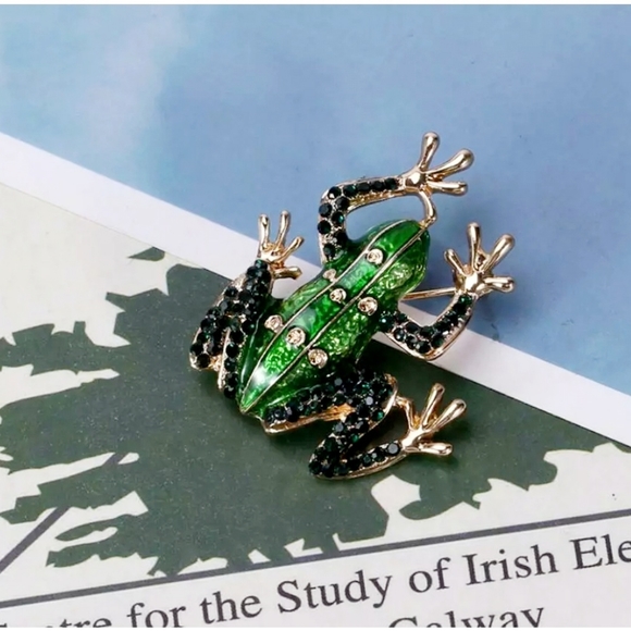 Gold plated green crystal frog necklace/brooch - Picture 9 of 15